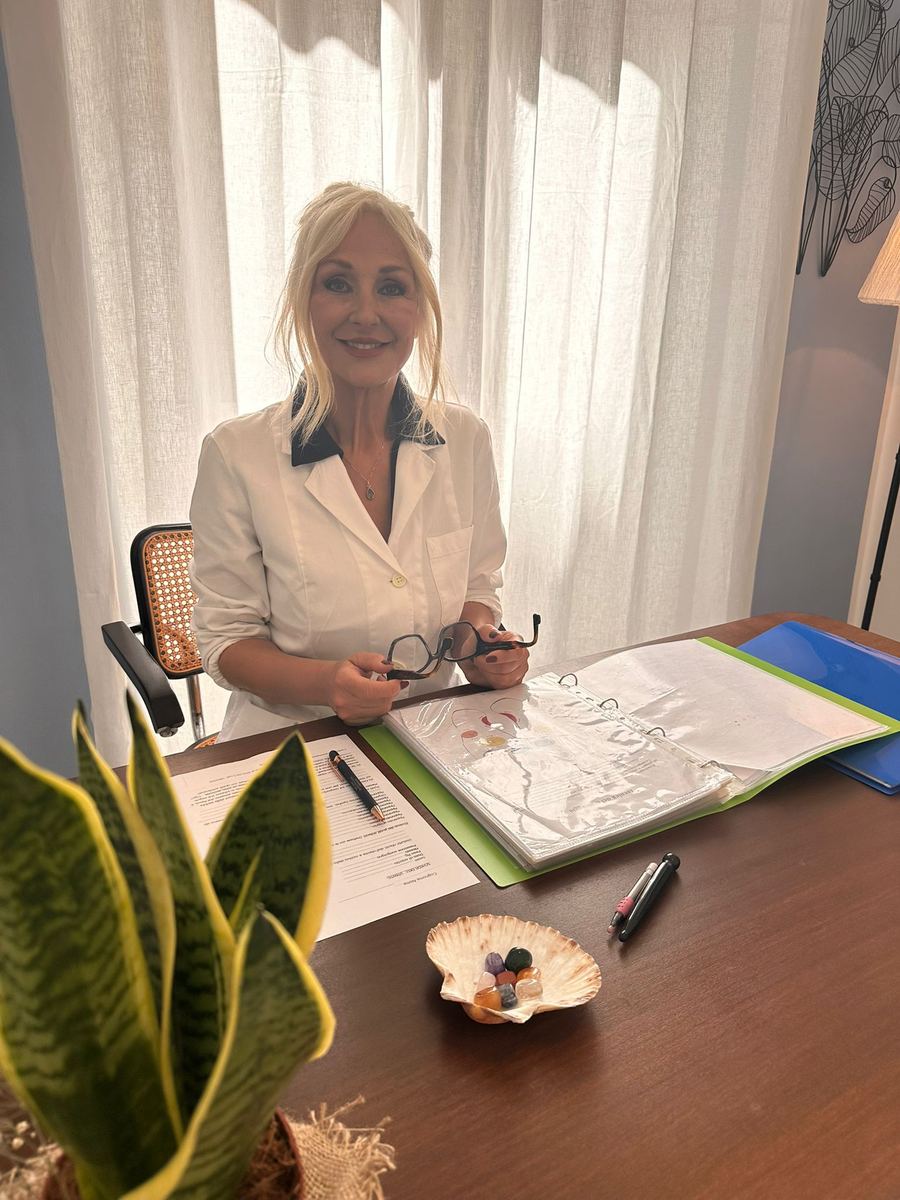 Cinzia Scanarotti nel suo studio di Genova